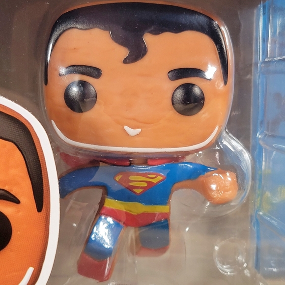 Funko PoP Super Heroes Gingerbread Superman #443 Vinyl Figure + Protector New - Picture 9 of 9